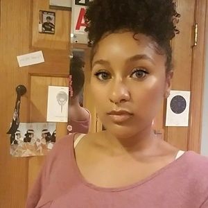 Meet your Posher, Larissa